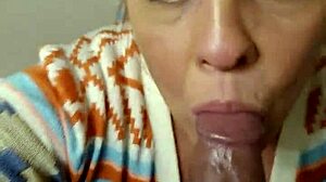 O persoană celebră face un deepthroat unui penis mare în timp ce stă nemișcată și își folosește doar fața