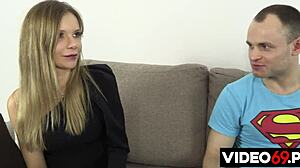 L'amatoriale polacco Monik Muskal svela il suo feticismo per le scarpe in un video da sola