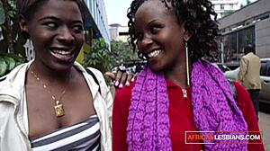 Две черные женщины занимаются лесбийским сексом на улице и ласкают друг друга половыми органами