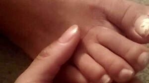 Sensual fetiche de pies brasileño con dedos culosos y plantas mientras su ser querido está dormido