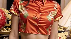 Asiatiska skönheter visar upp sin underklädeskollektion för det kinesiska nyåret