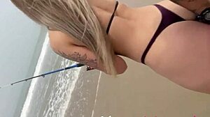 Bu Alinova videosunda balık tutmanın ardından, beyaz bir kız plajda sikişiyor