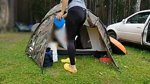 În călătoria noastră, am făcut o oprire la un loc temporar de camping unde picioarele mele atractive l-au stârnit atât de mult pe fiul meu vitreg încât a venit în cortul meu să se răsfețe cu ele