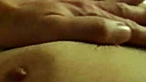 Video casero caliente de una pareja amateur dándose un masaje sensual